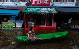 Bangkok mưa lũ ngập sâu, người Thái Lan vẫn chèo xuồng họp chợ