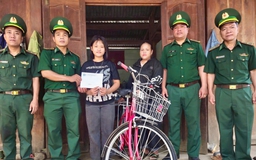 Chiếc xe đạp mới 'chở' ước mơ đến trường của nữ sinh nghèo vùng biên Đà Nẵng