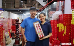 Gác lại công việc lương 30 triệu đồng/tháng, vợ chồng trẻ nối nghiệp làm đèn cầy cưới