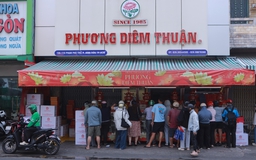 Đi 3 lần vẫn chưa mua đủ, khách xếp hàng mua bánh trung thu ở TP.HCM