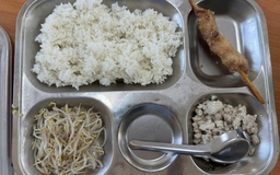 Hà Nội: Phụ huynh sốc với bữa ăn bán trú quá 'lèo tèo'