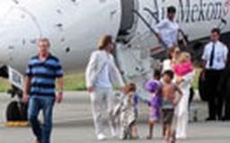 Gia đình Jolie-Pitt thuê nguyên chiếc Bombardier