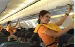Tiếp viên hàng không nhảy múa trên máy bay