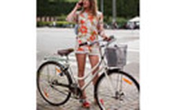Cô gái với chiếc xe đạp