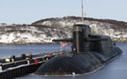 “Bà hỏa” viếng tàu ngầm hạt nhân Nga