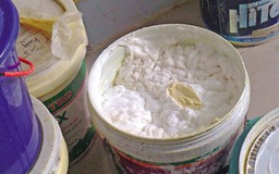“Chế biến” kem tẩy trắng da bằng hóa chất lạ