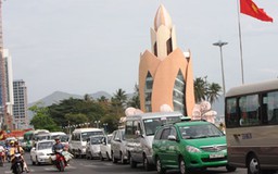Khách du lịch tấp nập đổ về Nha Trang