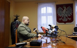 Công tố viên Ba Lan tự bắn vào đầu trong buổi họp báo