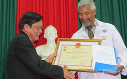 Trao kỷ niệm chương Vì sức khỏe nhân dân cho giáo sư người Mỹ