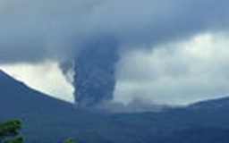 Núi lửa Lokon phát nổ dữ dội