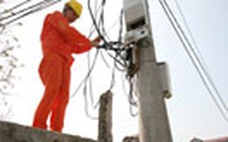 Mặc nhà ngập lụt, lo khôi phục lưới điện