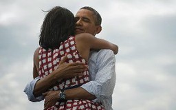 Bức ảnh ông Obama ôm vợ "gây sốt" trên Facebook