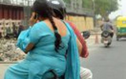 Ấn Độ tranh cãi quanh chuyện đội mũ bảo hiểm