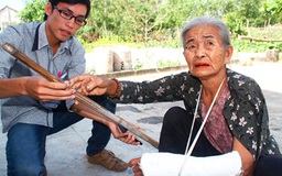 Mẹ 81 tuổi bị con gái đánh gãy tay