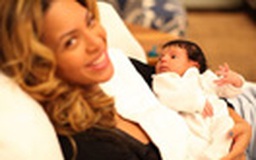 Vợ chồng Beyoncé lần đầu khoe ảnh con gái