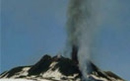 Núi lửa Etna phun khói cao 7 km