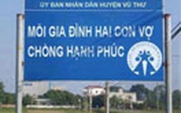 Thiếu dấu phẩy, tấm biển cổ động tục đa thê?