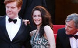 Kristen Stewart “khoe sắc” trên thảm đỏ Cannes 2012