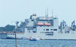 Tàu hải quân Mỹ vào Cam Ranh để sửa chữa