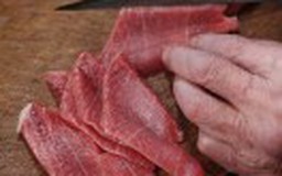 Gần 400 người Mỹ mắc bệnh vì ăn cá ngừ trong món sushi