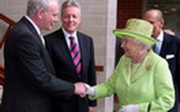 Nữ hoàng Anh thực hiện cú bắt tay lịch sử ở Bắc Ireland