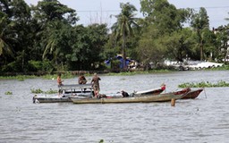 Ghe thủng đáy chìm, 4 người thoát chết