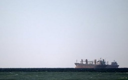 Iran dọa đóng cửa eo biển Hormuz