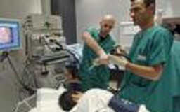 Bệnh viện công ở Paris “tán tỉnh” bệnh nhân nước ngoài