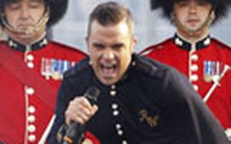 Ca sĩ Robbie Williams lần đầu lên chức bố