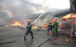 Hỏa hoạn thiêu rụi 53 sạp trái cây ở chợ Thạnh Trị