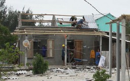Cận cảnh những ngôi nhà tan hoang sau bão dữ số 10