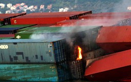 Container trên tàu Heung a Dragon bốc cháy