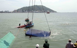 Trục vớt container trên tàu Heung A Dragon bị đâm chìm