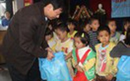 Báo Thanh Niên trao quà cho học sinh Quảng Nam: Mùa đông bớt lạnh