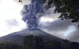Núi lửa phun trào, hàng ngàn người sơ tán