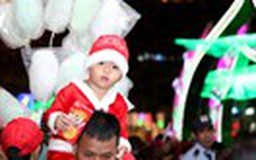 'Thiên thần nhỏ' xuống phố đón Noel