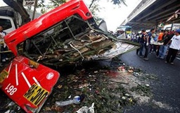 Xe buýt lao khỏi cầu vượt ở Philippines, 22 người chết