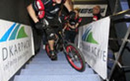 Kỷ lục lên cầu thang bằng... xe đạp