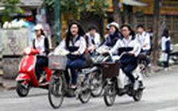 Xe đạp điện "lờ" mũ bảo hiểm