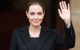 Nên học theo Angelina Jolie cắt bỏ bộ ngực?