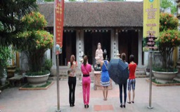 Video clip: Cận cảnh chùa Một Cột xuống cấp trầm trọng