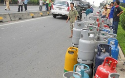 Lật xe tải, hàng chục bình gas lăn lóc khắp đường