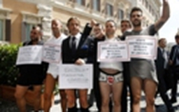 Doanh nhân cởi quần biểu tình trước quốc hội Ý