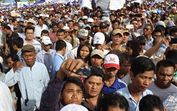 Hàng vạn người biểu tình phản đối cáo buộc trắng trợn về VN ở nhà tù Tuol Sleng