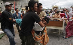 22 người chết trong trận động đất 6,1 độ Richter ở Indonesia