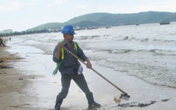 Vụ dầu loang ở biển Quy Nhơn: Vớt hơn 50 tấn váng dầu lẫn trong cát