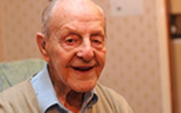 Người già nhất nước Anh mừng sinh nhật 110 tuổi