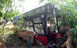 Xe khách tông nhau, 2 người chết, 12 người bị thương