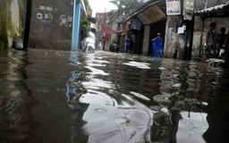 Sau bão số 6, đường phố Hà Nội thành sông