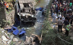 Xe buýt rơi xuống sông tại Indonesia, 18 người chết